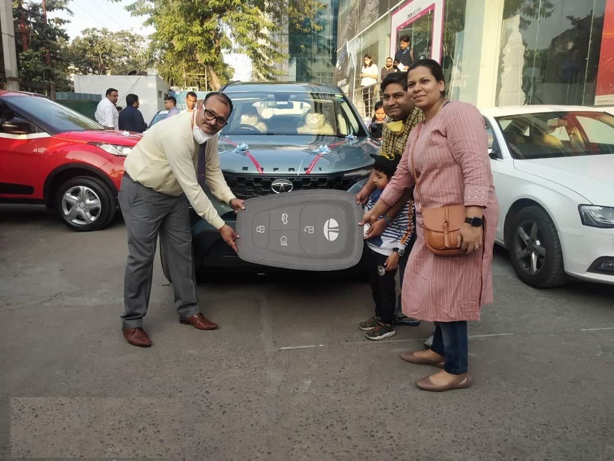 Tata Motors delivers 100 units all-new 2021 Tata Safari top XZA+ variant in Delhi-NCR in one day