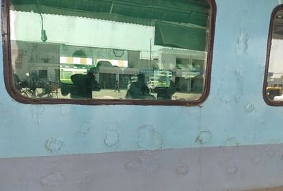 Window glass shattered during stone pelting on Shatabdi Express in Jhansi