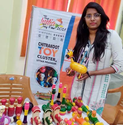 फोटो-9- लकडी के खिलौने के मेले में जानकारी देतीं ईपीसीएच की प्रशिक्षक माधुरी सिंह। संवाद