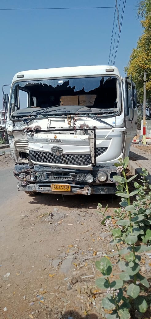 Dumper and safari between accident one people dead