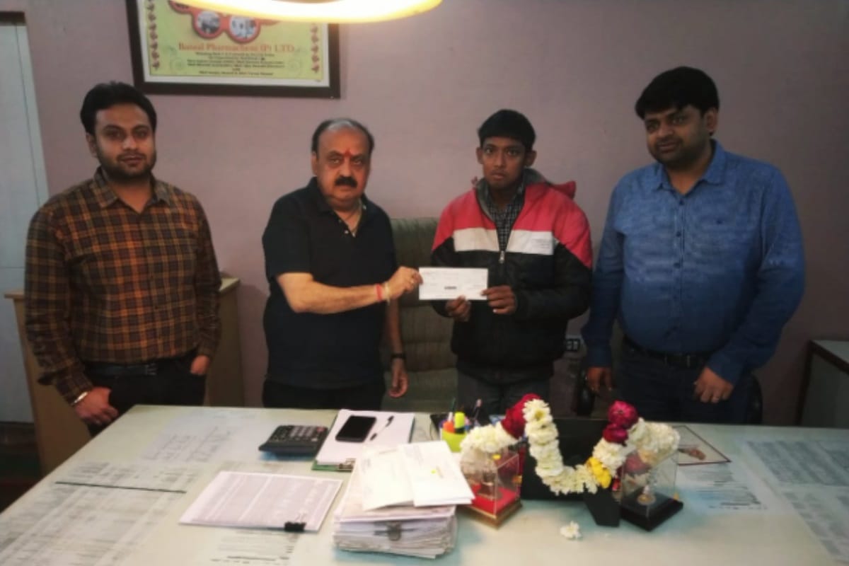 People come forward to help Shubham, who is fighting with life and death in Meerut
