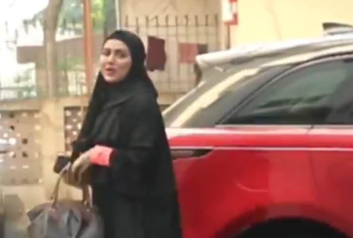 Sana Khan spotted by paparazzi for the first time since marriage