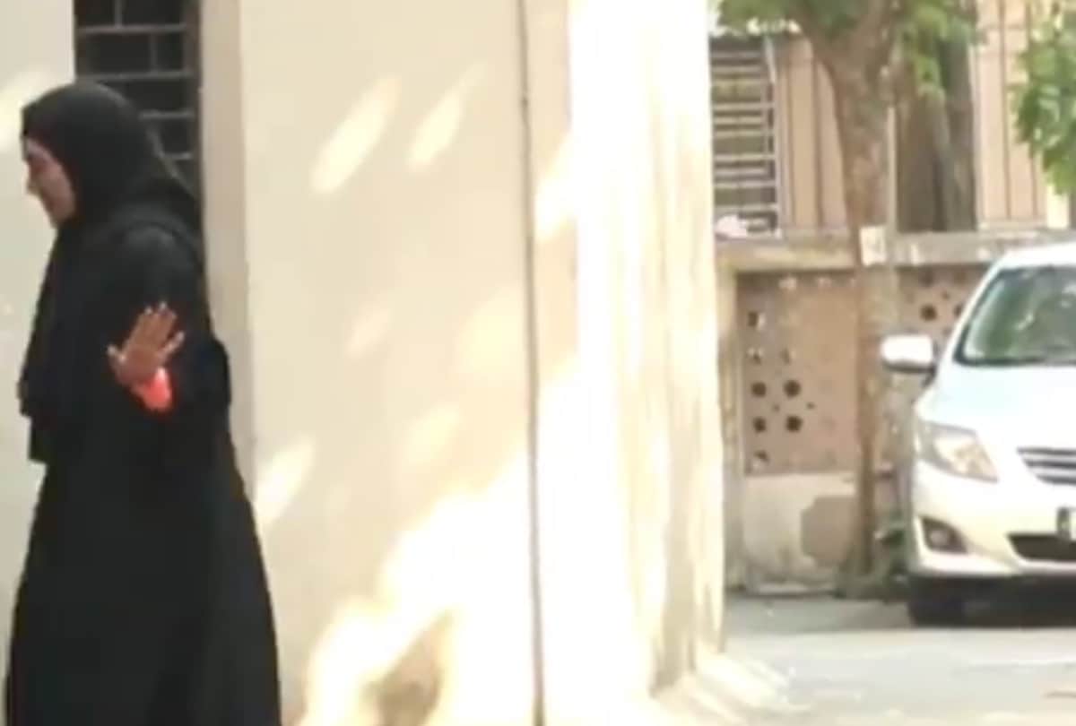 Sana Khan spotted by paparazzi for the first time since marriage