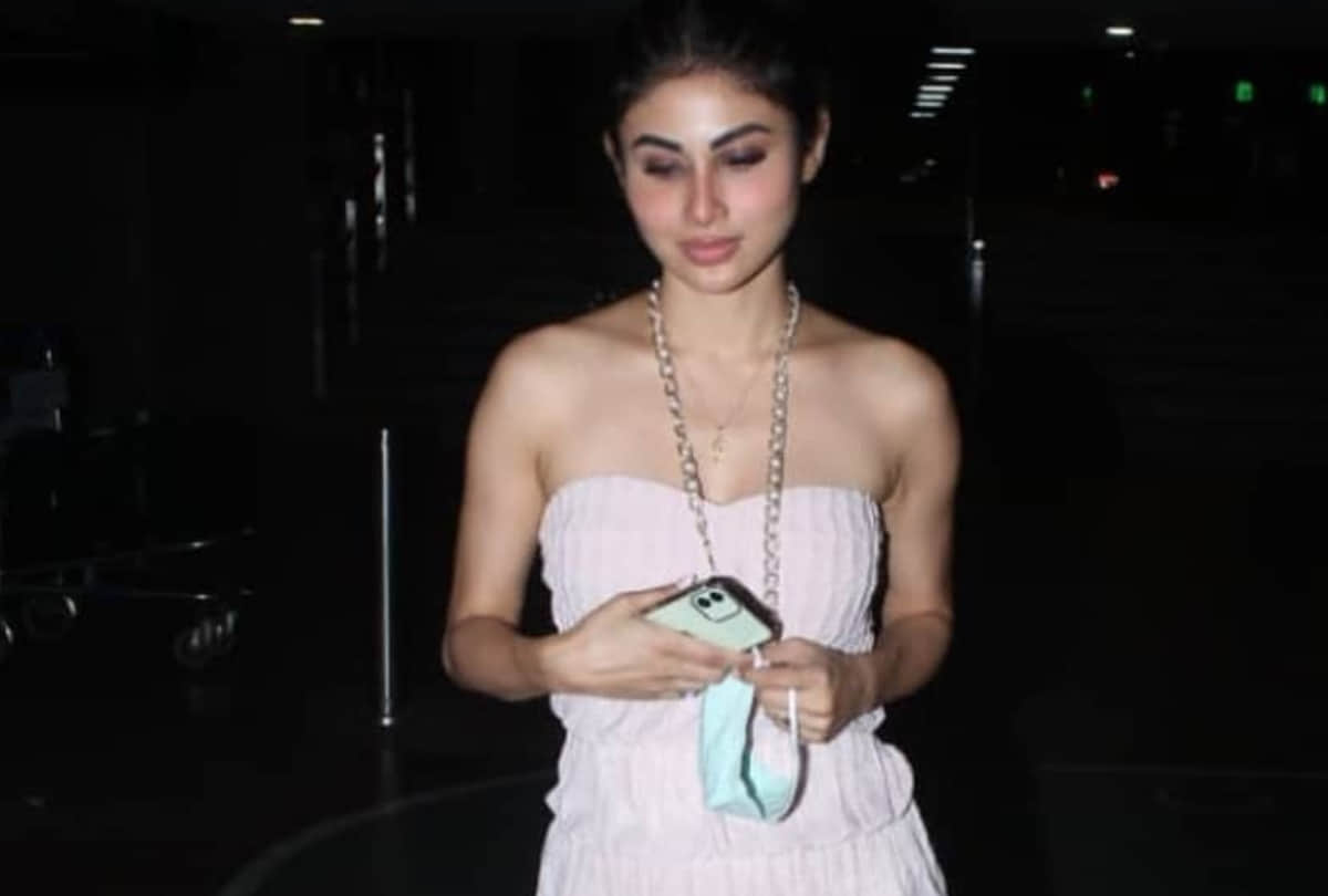 mouni roy mesmerize with beautiful look at airport wear pink off shoulder ruched dress