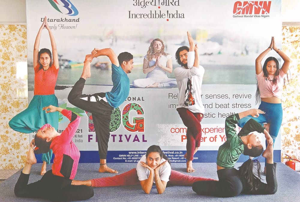 International Yoga Festival 2021 Second Day: Shri Shri Ravi Shankar Join Online and Yoga Photos