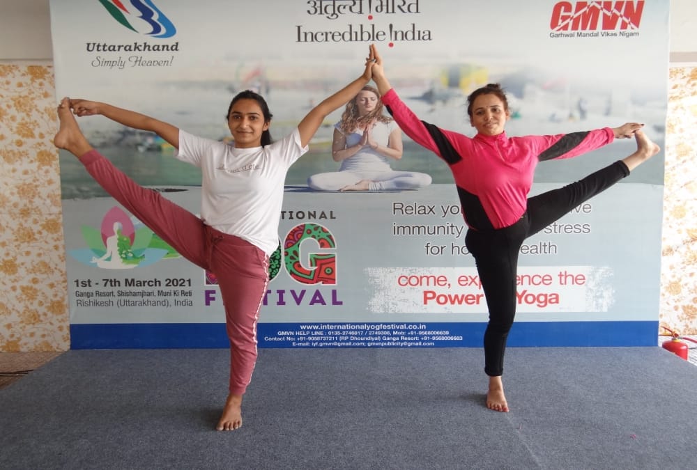 International Yoga Festival 2021 Second Day: Shri Shri Ravi Shankar Join Online and Yoga Photos