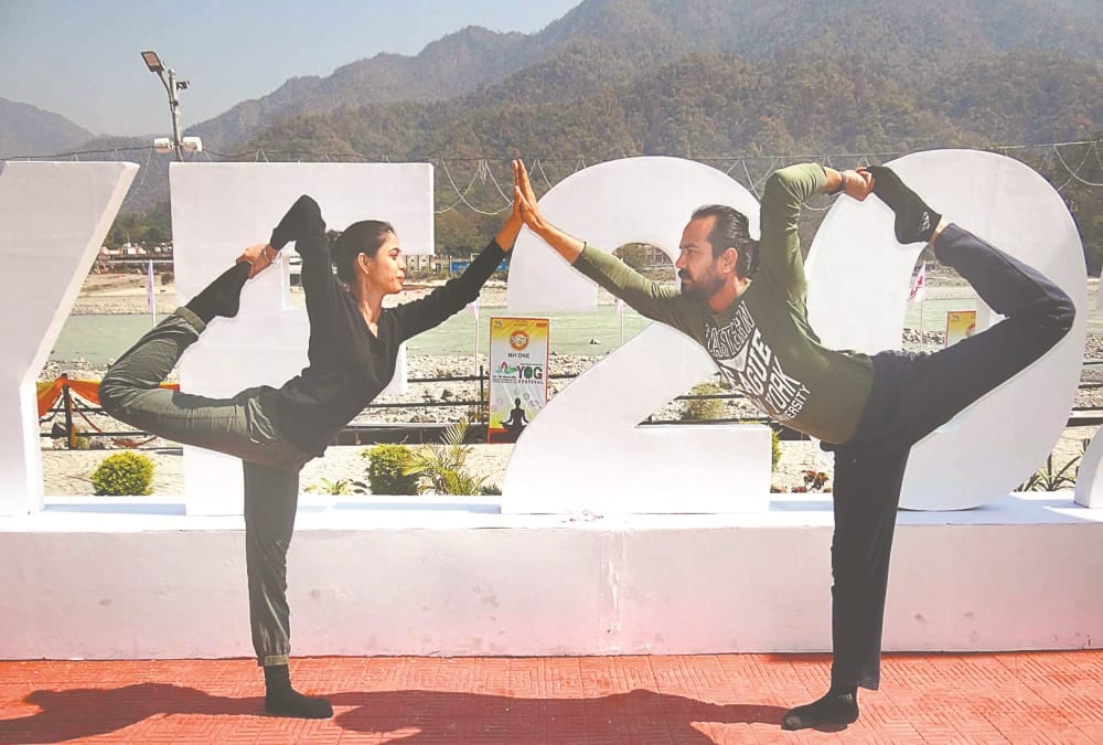 International Yoga Festival 2021 Second Day: Shri Shri Ravi Shankar Join Online and Yoga Photos