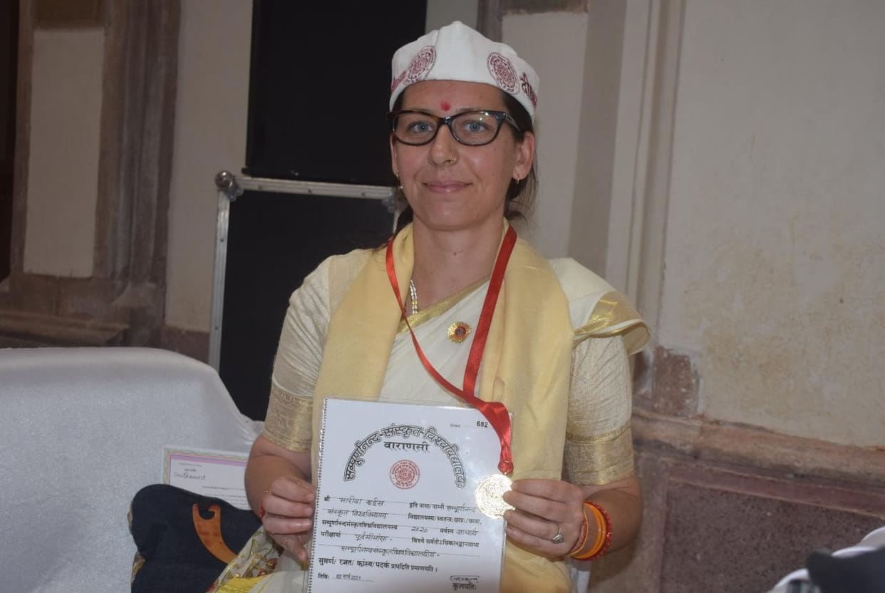 spanish woman maria get gold medal in sanskrit convocation of kashi sampurnanand sanskrit vishwavidyalaya