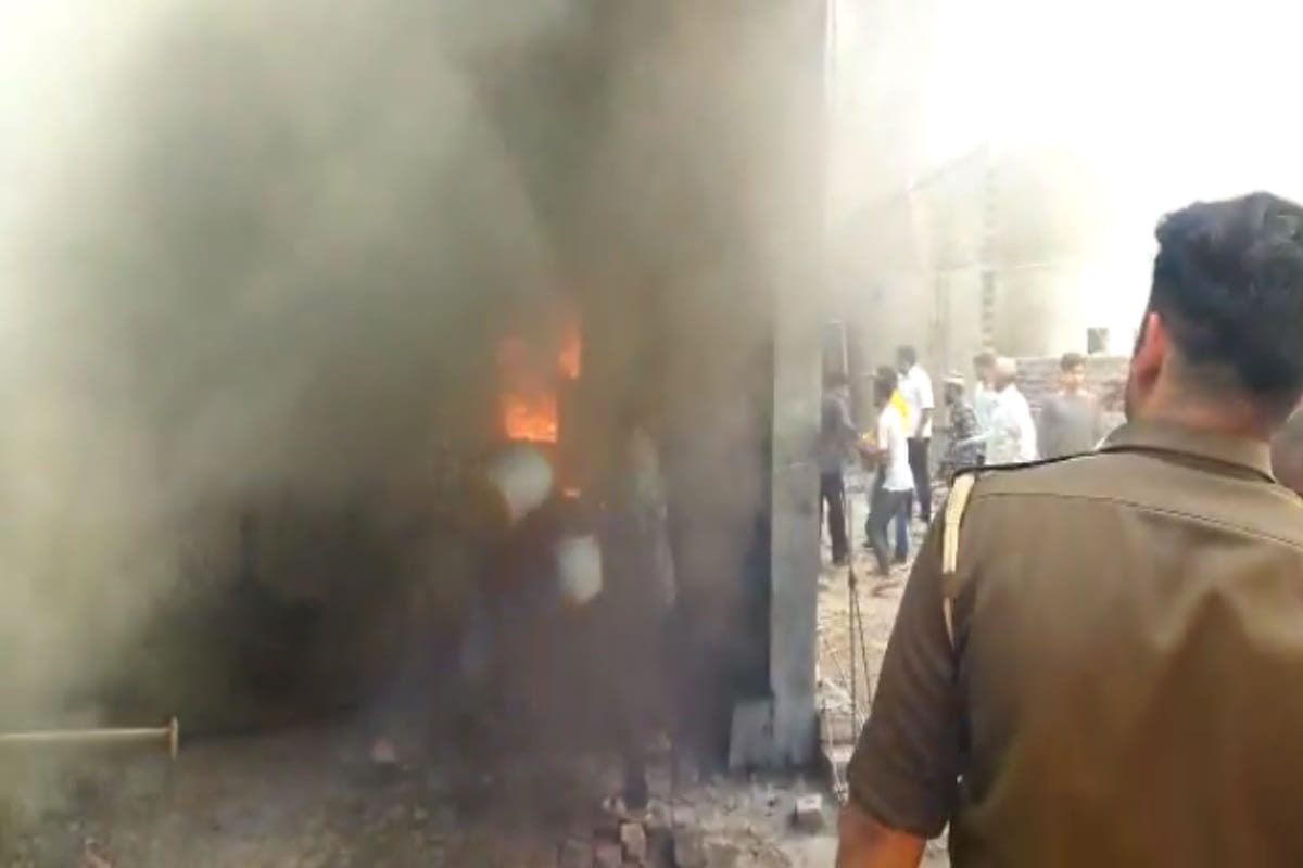 Fake petrol Desel, huge fire broke out in an illegal oil warehouse in Lisadi Gate in Meerut