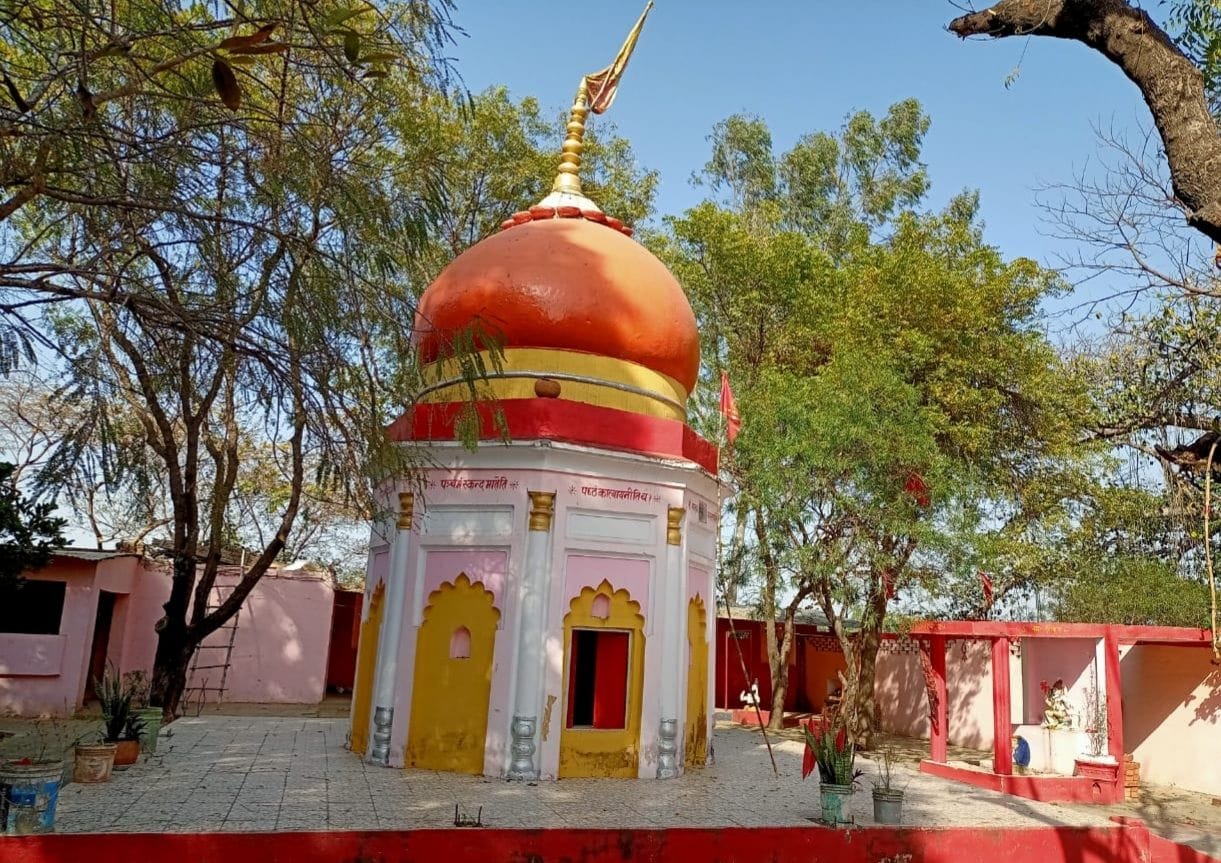 durga viraajamaan mandir ke naam darj 21 beegha jameen par kabja
