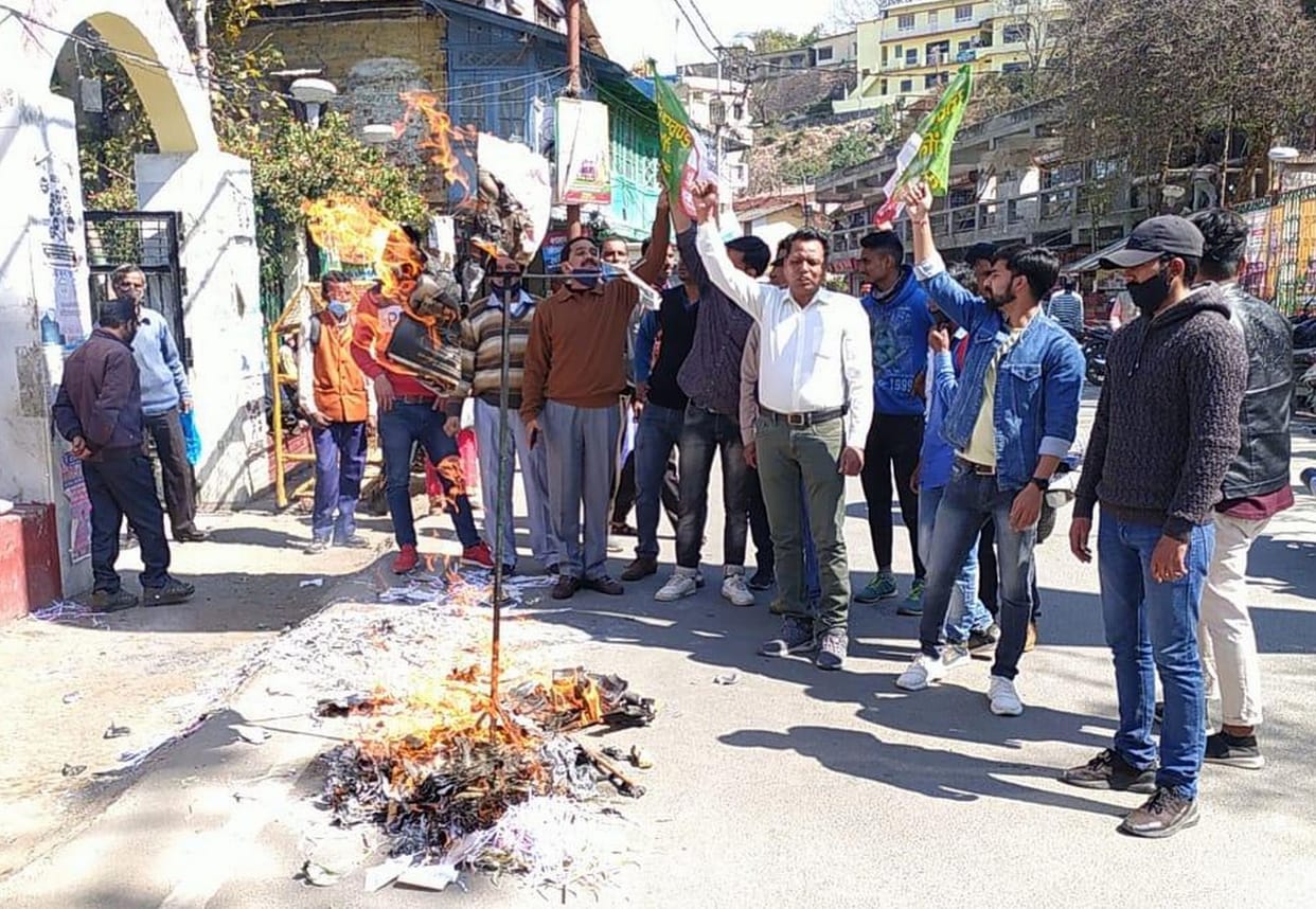 BJP government effigies burnt in Almora and Moulekhal in protest against lathicharge