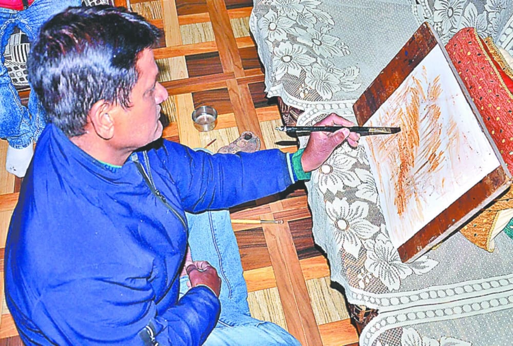 Uttarakhand News: Pauri Teacher Make Unique   And Beautiful paintings from cow dung and urine