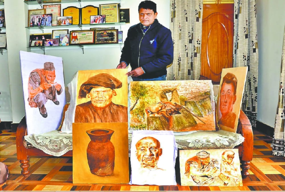 Uttarakhand News: Pauri Teacher Make Unique   And Beautiful paintings from cow dung and urine