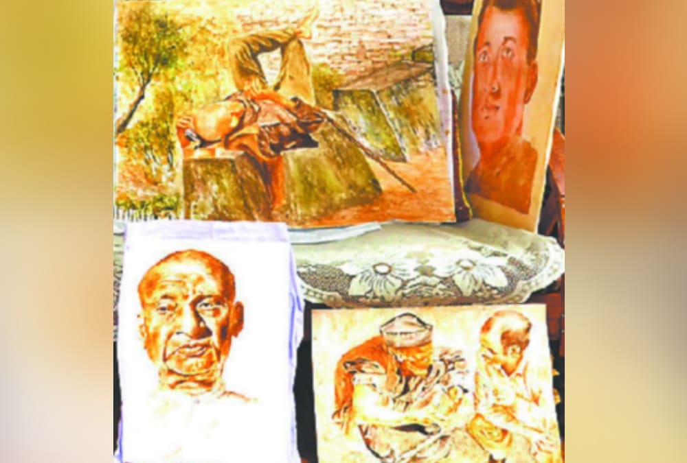 Uttarakhand News: Pauri Teacher Make Unique   And Beautiful paintings from cow dung and urine