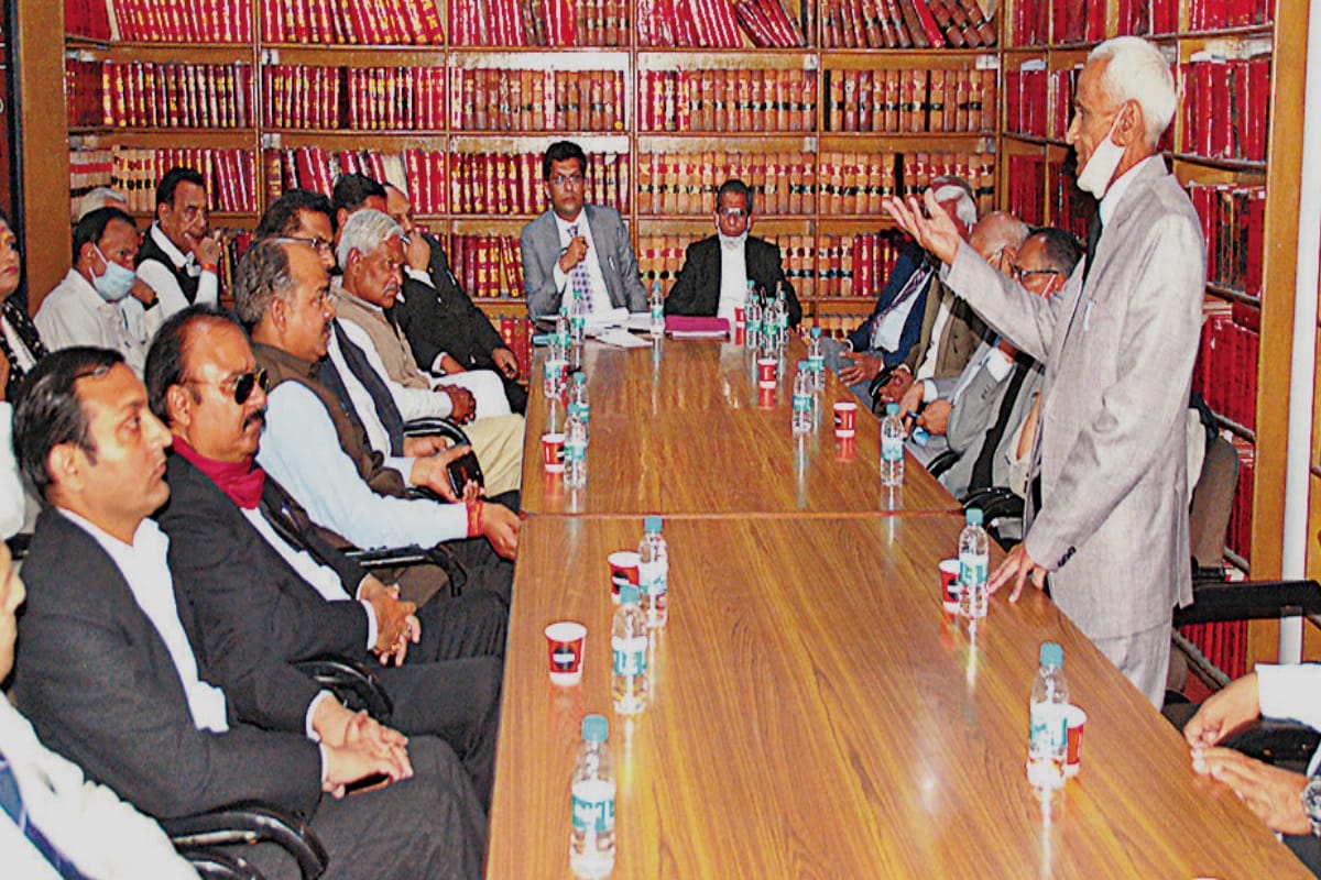 Advocate suicide case, lawyers declare lockout in court on March fourth in western UP, will not do judicial work