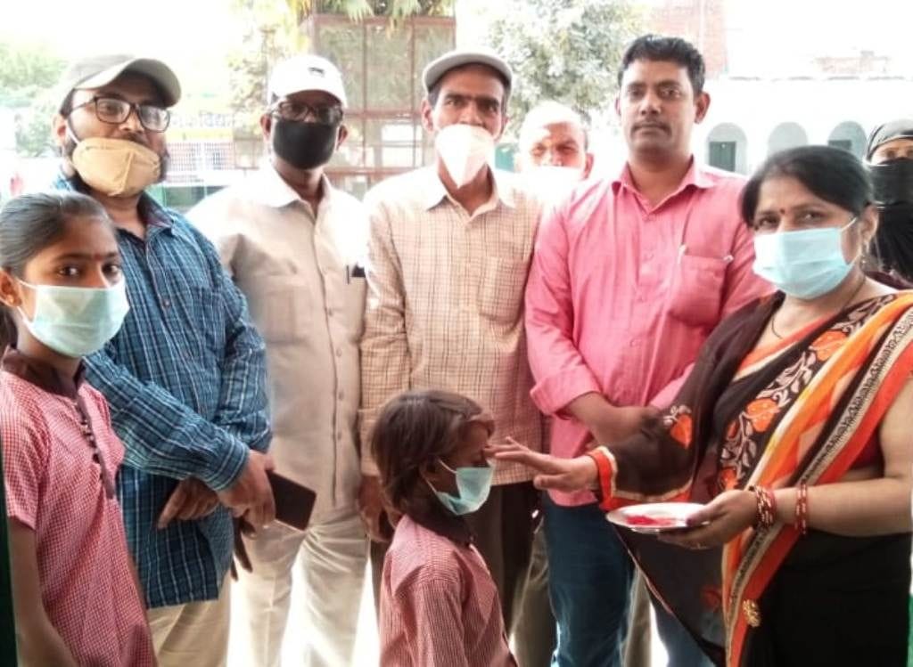 Firozabad: Welcome to Bandbajas with tilak, schools visible with balloons