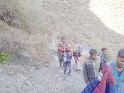 भाबला पंचायत में सड़क न होने पर मरीज को पालकी में बैठाकर ले जाते ग्रामीण।
