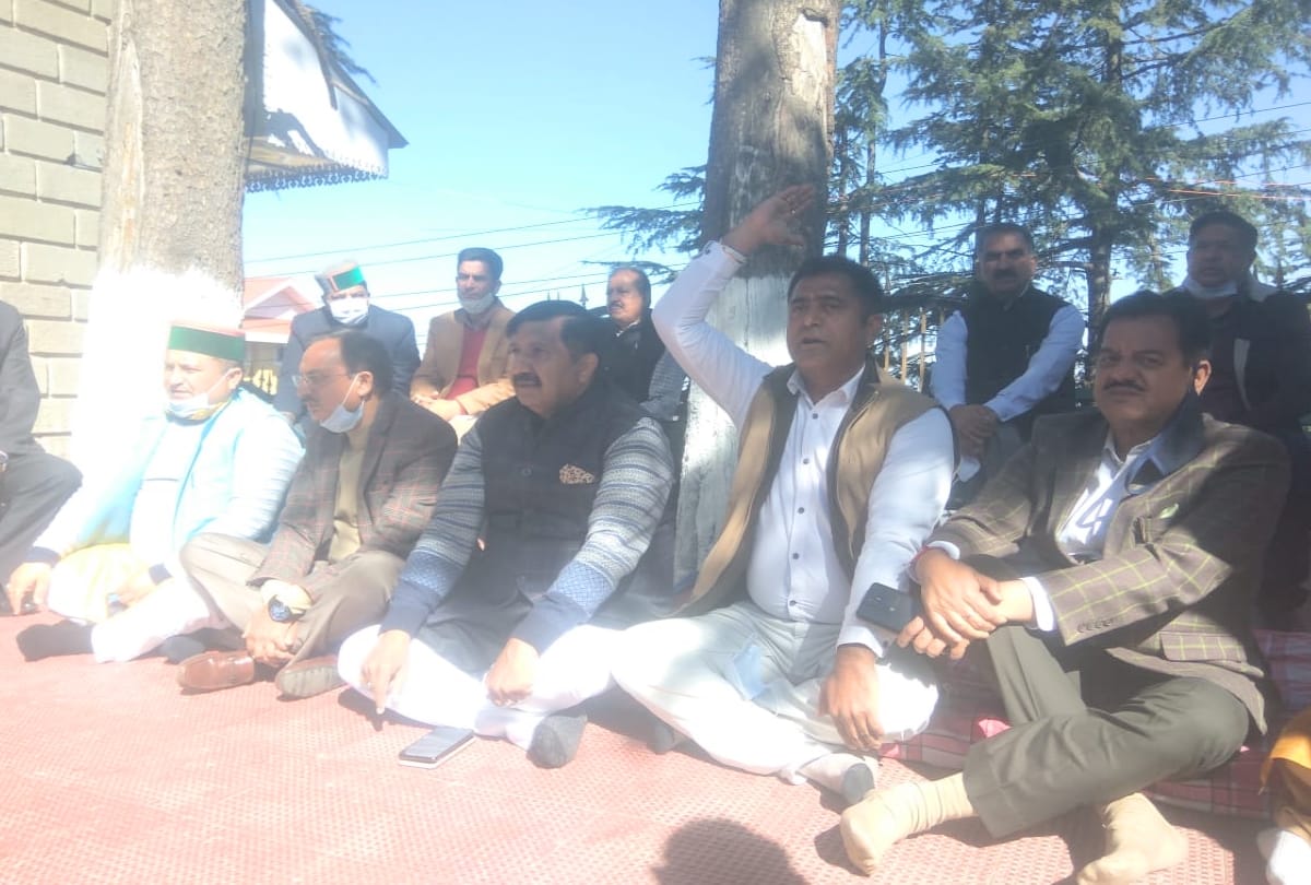 suspended Congress MLA dharna continue in Vidhan Sabha premises, Sloganing against the govt