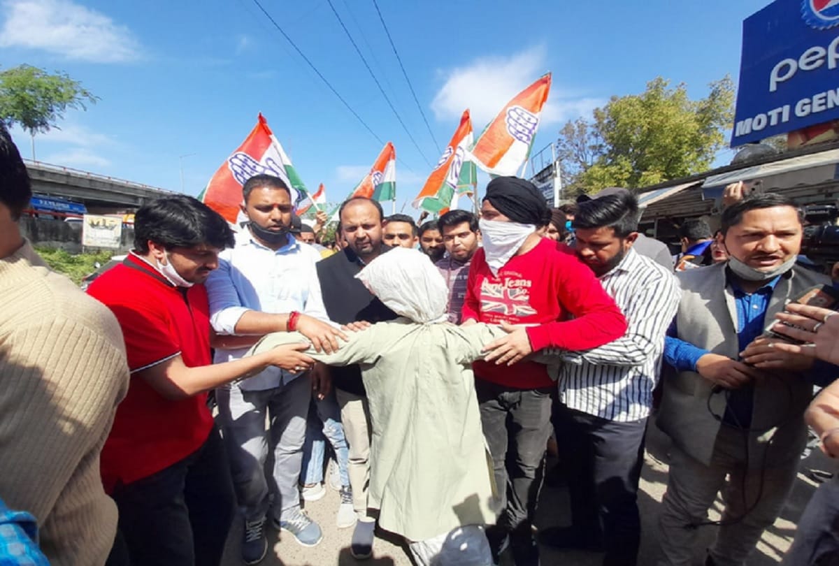 Congress workers in Jammu express their anger by burning effigy of senior Congress leader Ghulam Nabi Azad