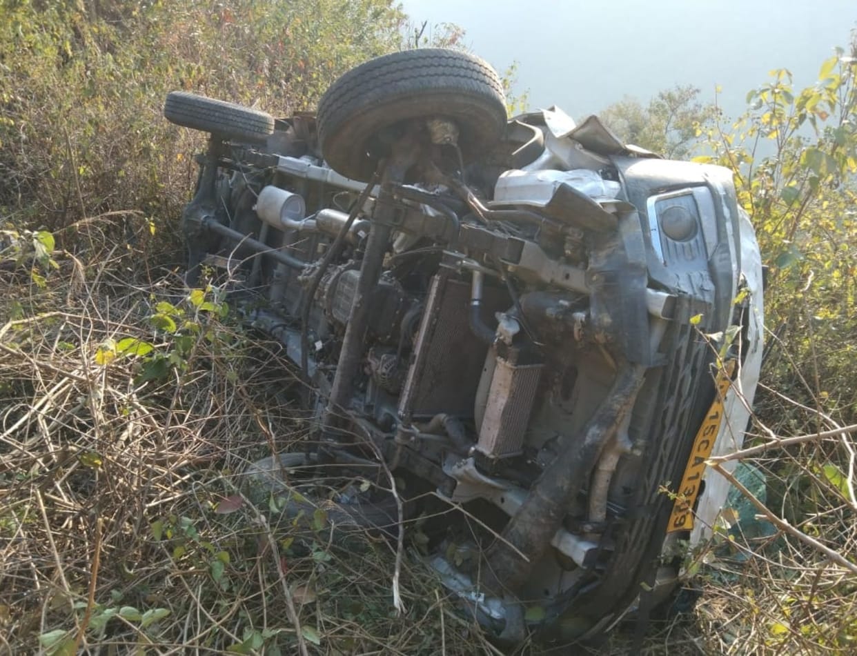 Uncontrolled vehicle fell into the ditch, driver