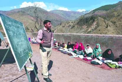 एलओसी के आखिरी स्कूल कीरनी में पढ़ते विद्यार्थी