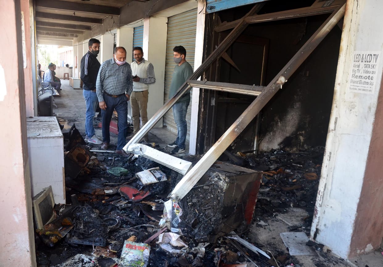 electonic shop on fire in hamirpur