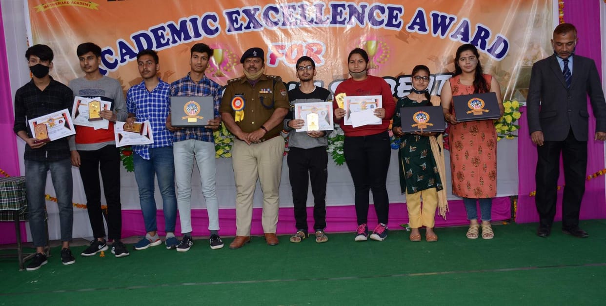 Eight meritorious including Nikhil, Dia and Riya