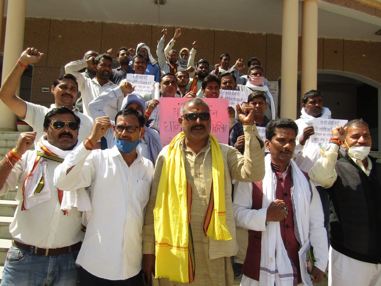Farmers demonstrated on collectorate, demand to start the purchase of paddy