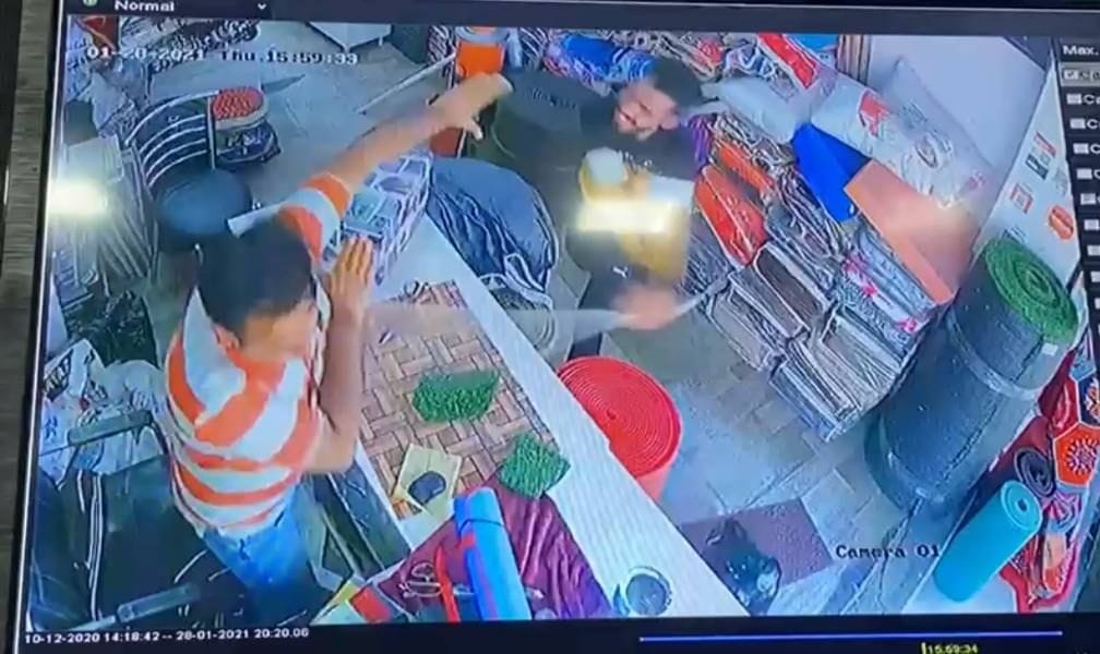 The servant beat the shop owner