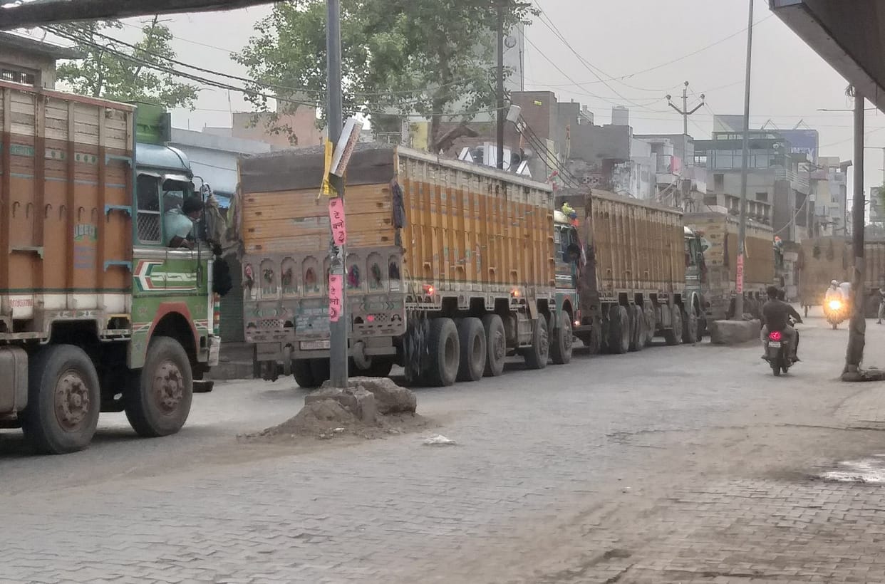 Mathura: People committing uproar by stopping overload vehicles