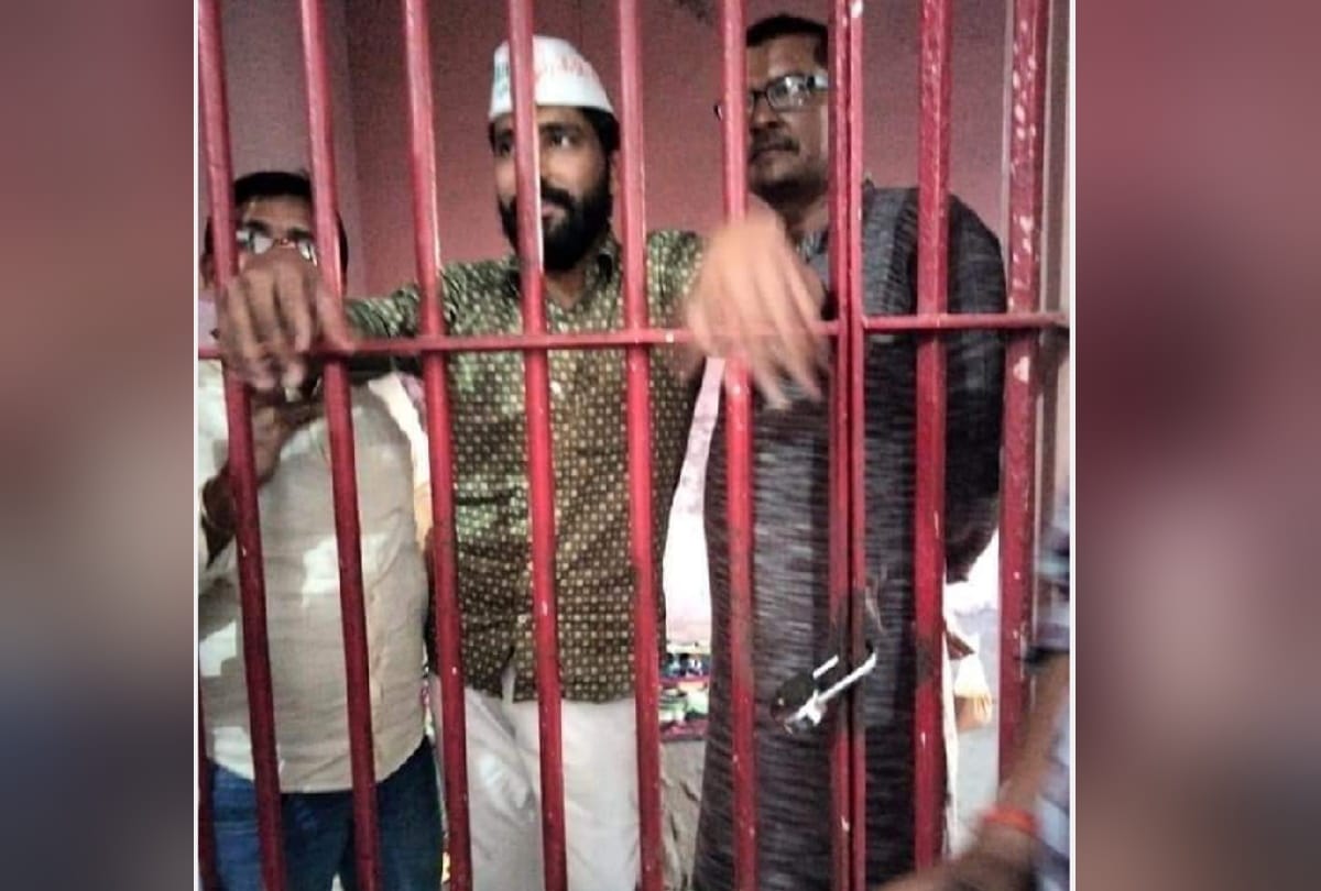 Congress worker arrested for wearing soot on the poster of Prime Minister Narendra Modi