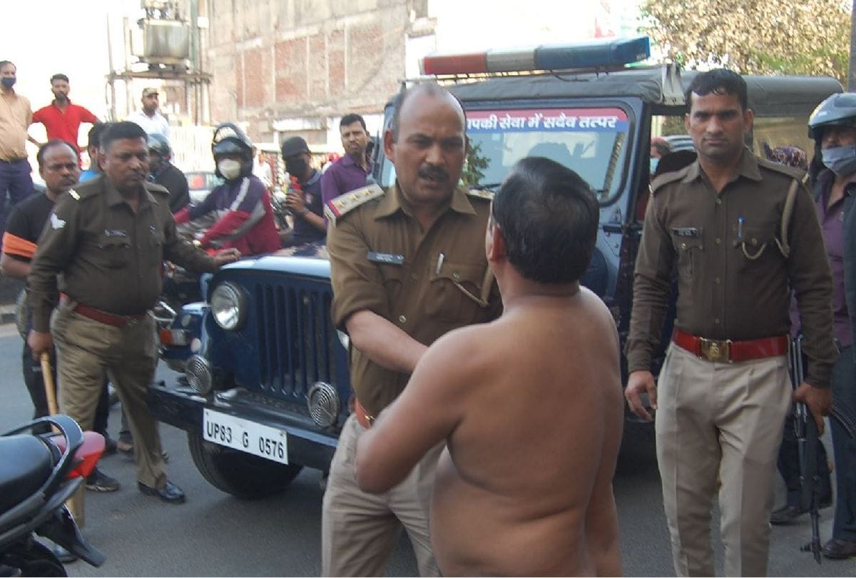 E-rickshaw driver naked protest outside DM house in agra