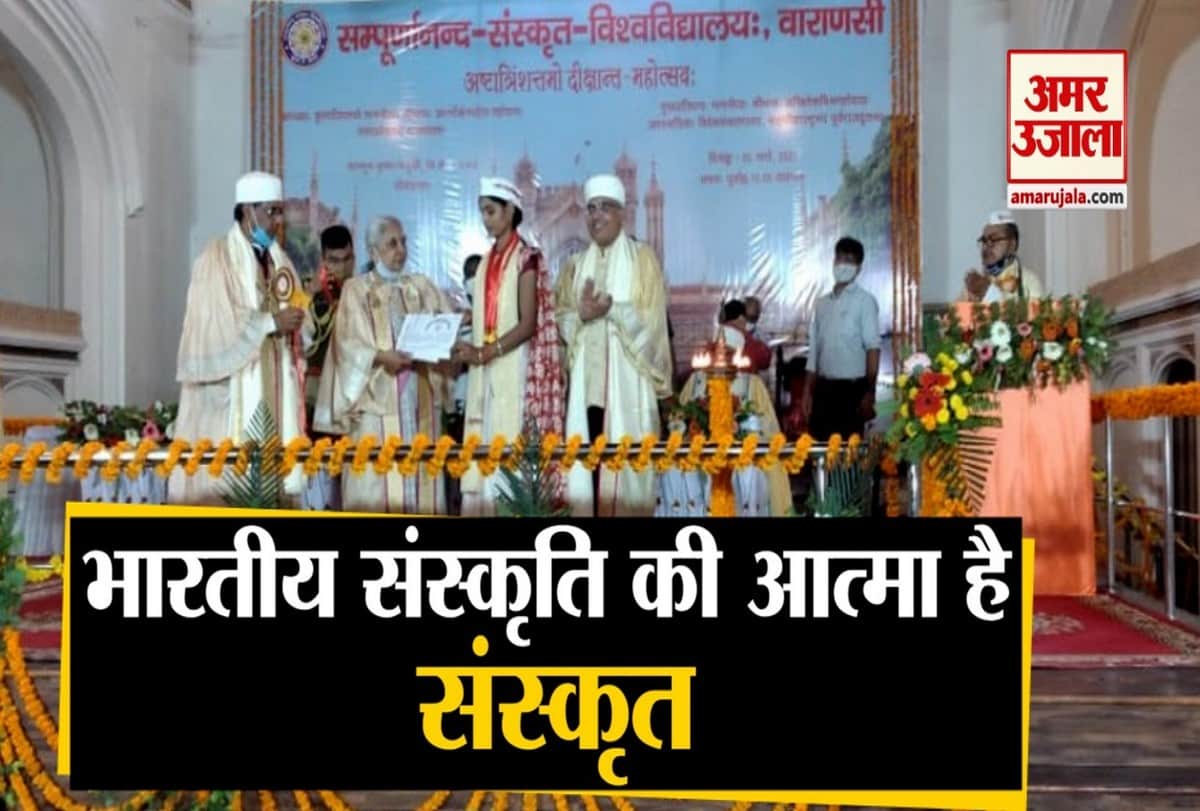 राज्यपाल ने मेधावियों को बांटे पदक।