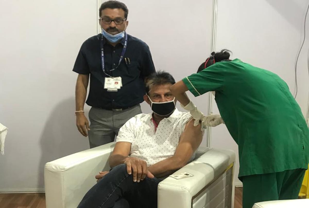 India Team Coach Ravi Shastri Covid 19 Vaccine First Dose 1983 world cup  India's 1983 World Cup hero also receives Covishield vaccine