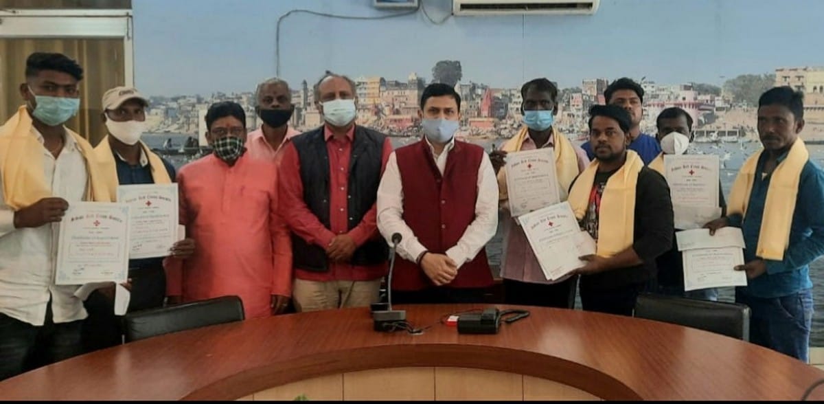 sailors honoured by DM for saved life of people during drowned in ganga varanasi