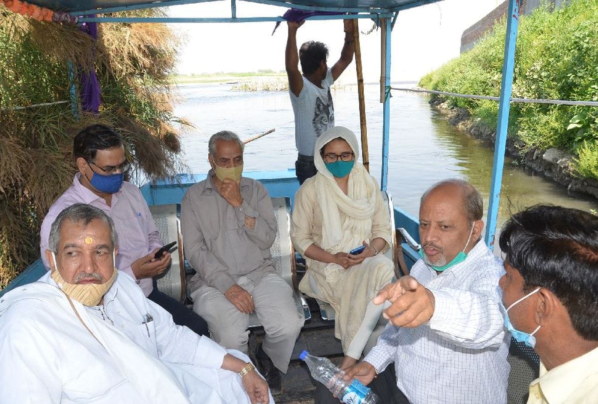 NEERI team took Yamuna water samples in Mathura