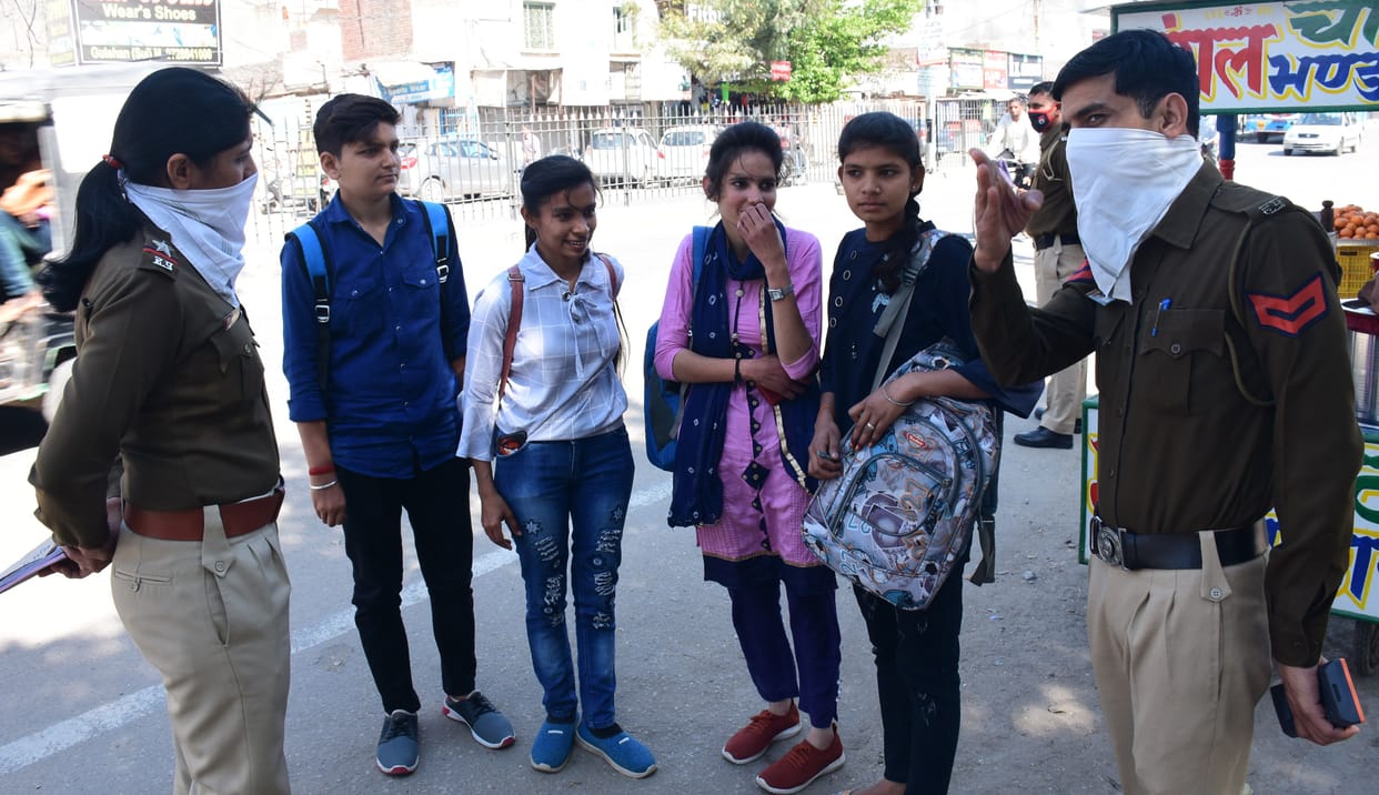 Challans of 50 people who did not apply masks, fine of 500-500 rupees