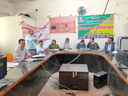 फोटो-7- कार्यक्रम में जानकारी देते जिला कृषि अधिकारी वसंत कुमार दुबे। संवाद