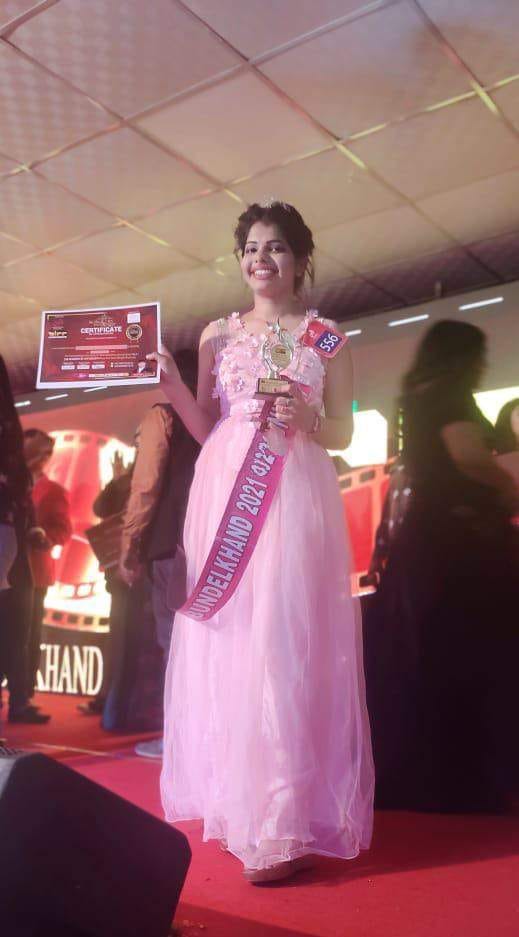manisha jain selected miss bundelkhand