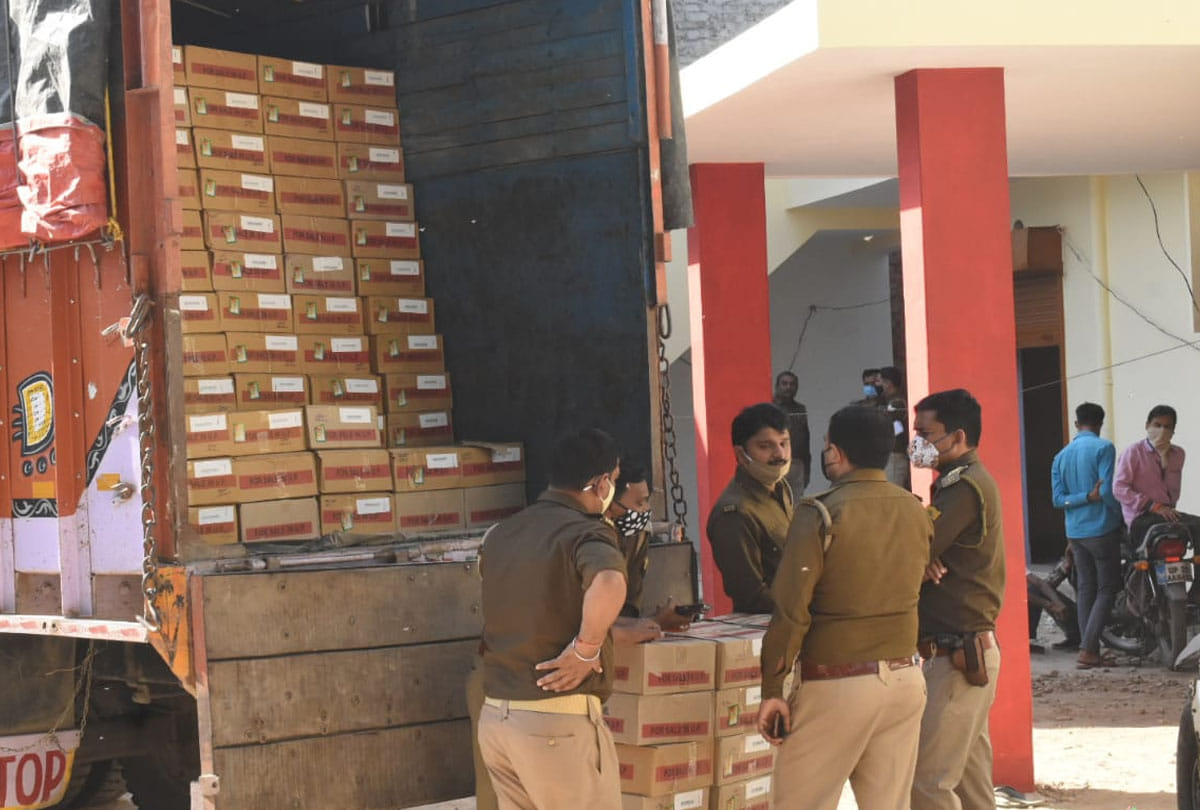 UP: Illegal liquor being distributed in Panchayat elections, 25 people have died in a month