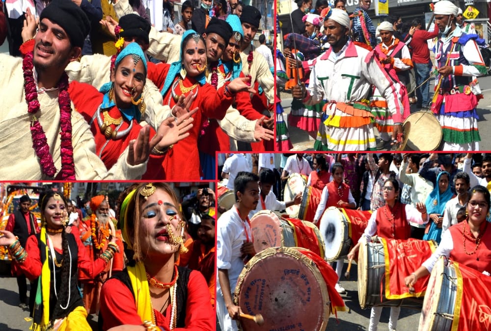 Haridwar Kumbh Mela 2021: Folk dancers wear military dress in Niranjani Akhara Peshwai photos