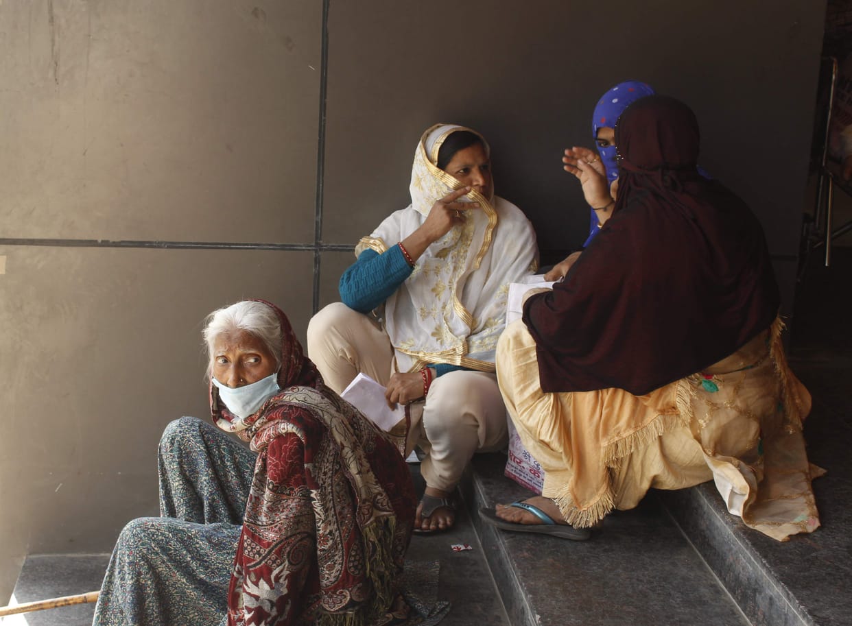 Corona Vaccine: Elders had to wait in Doon Hospital