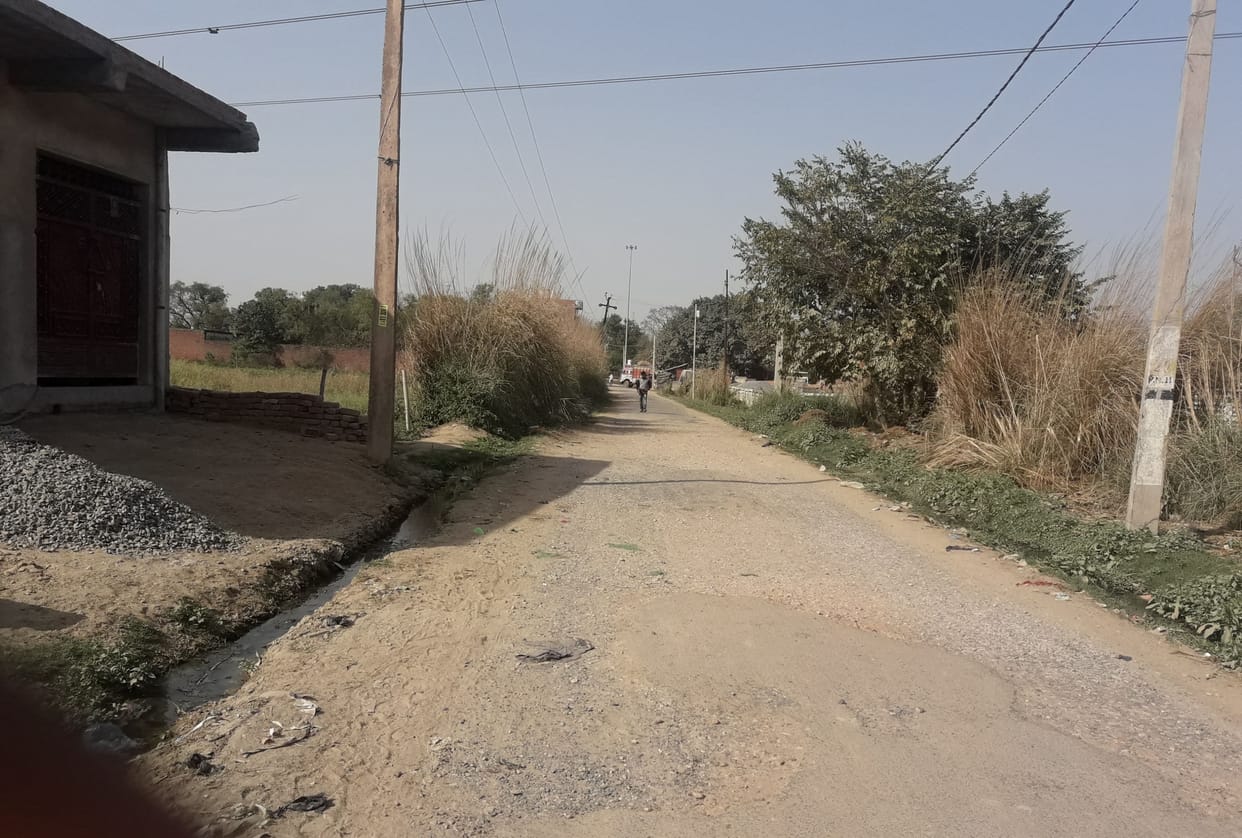 sadakon se daamar khatm, gittee ukhadee, dekharekh na hone se daayara ghatakar pagadandee kee tarah hua