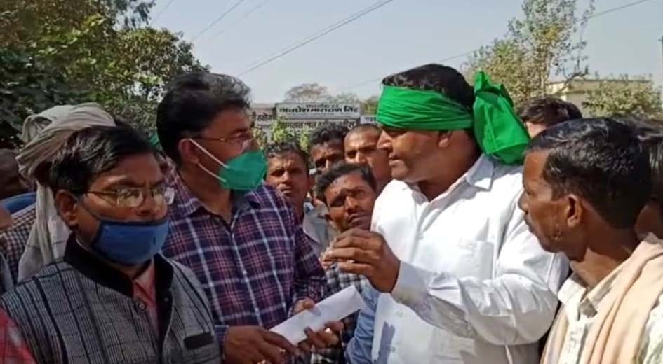 bhagavantapur ke kisaanon ne tahaseel parisar mein diya dharana, gaanv kee chakabandee prakriya nirast karane kee maang