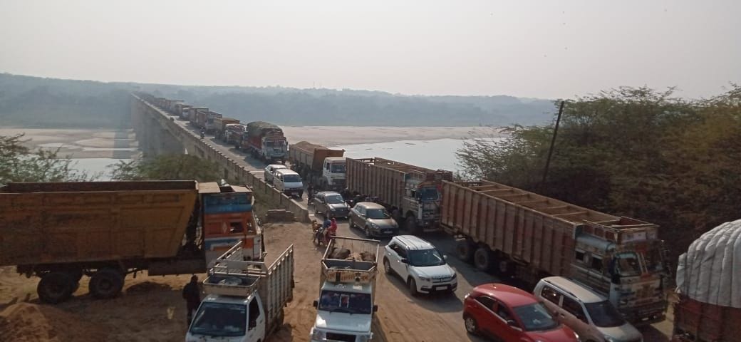 Entry of heavy vehicles stopped on Chambal bridge