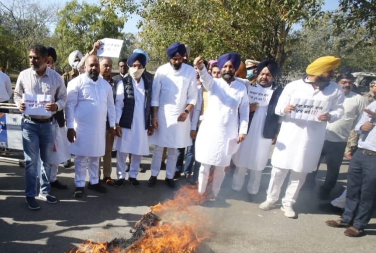 SAD Leader bikram majithia raised Question on using expensive lawyer for Mukhtar Ansari in budget session of Punjab Vidhansabha