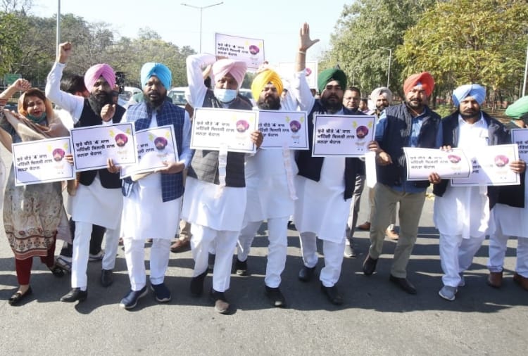 SAD And AAP leaders protested outside Punjab vidhansabha 