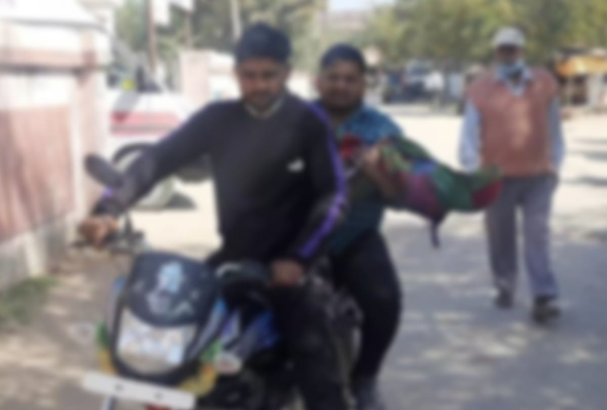 Ambulance Not Get By Health Department Family Took Dead Body On Bike