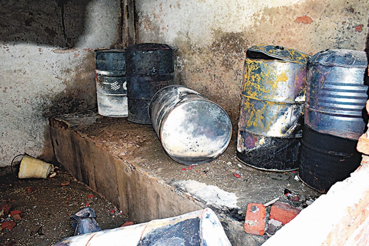 Illegal oil warehouse fire: drums thrashed into Fire after worker burnt beedi in Lisari gate Meerut