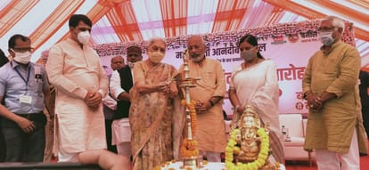 Governor anandi ben patel visit Varanasi: did Gir cow worship and distributed cows to farmers